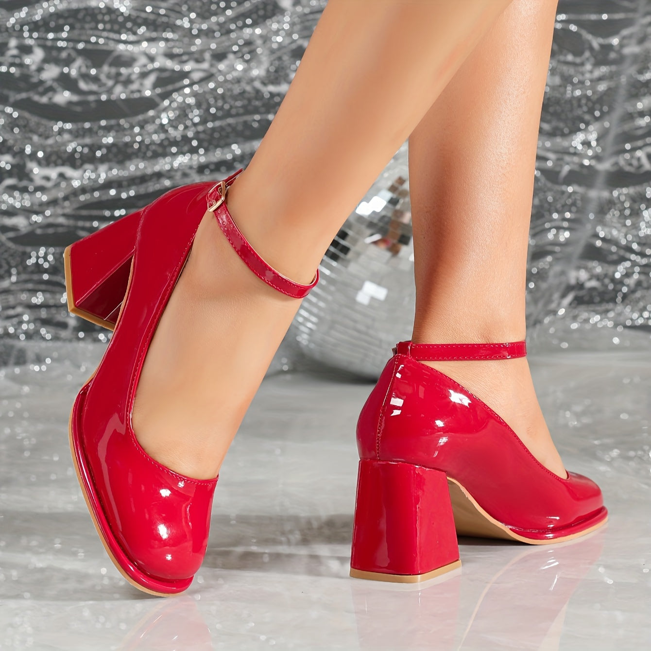 Celeste | Tacones de charol con correa