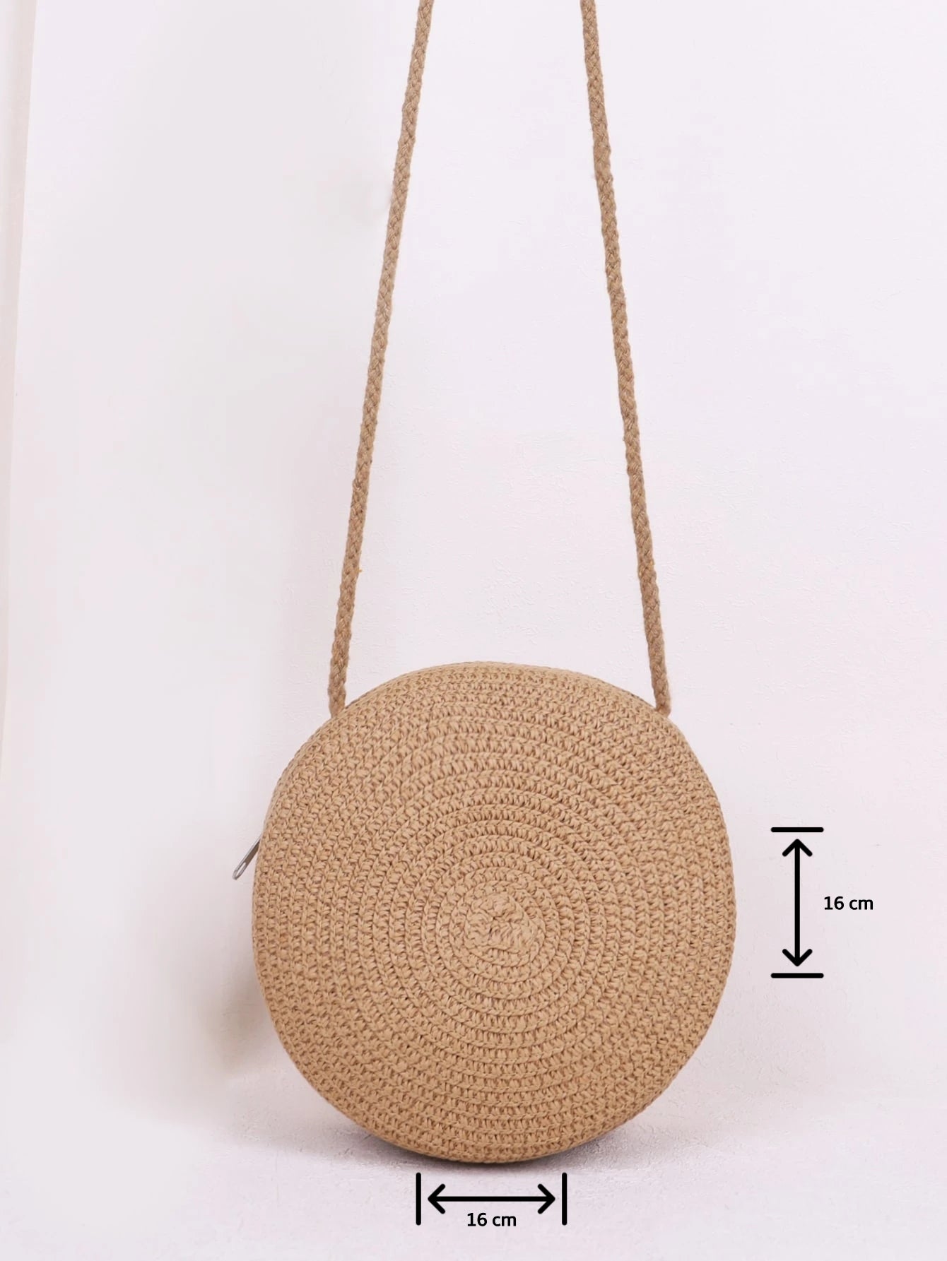 Bolso redondo con asas