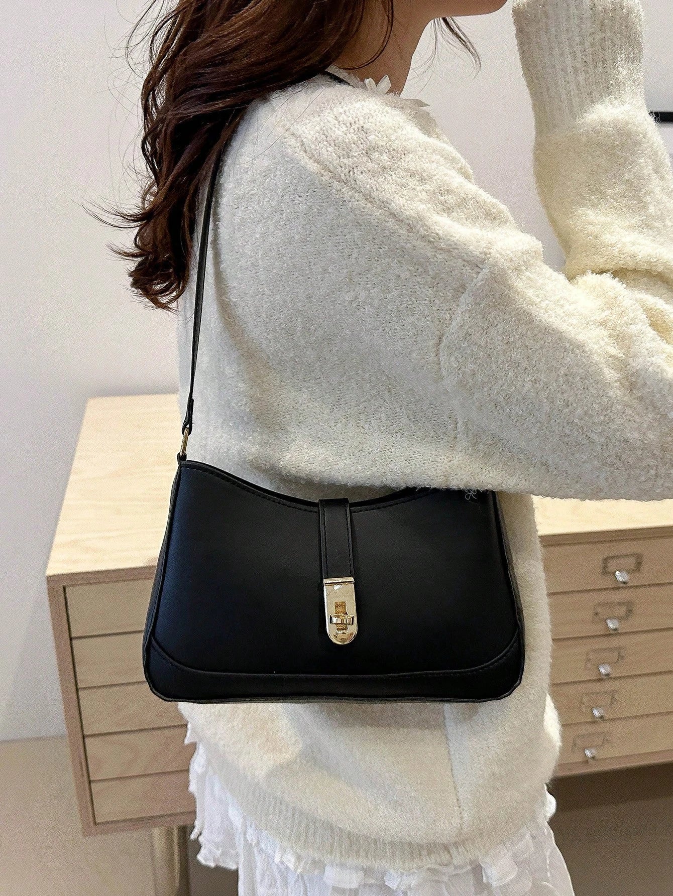 Bolso bandolera con detalles dorados