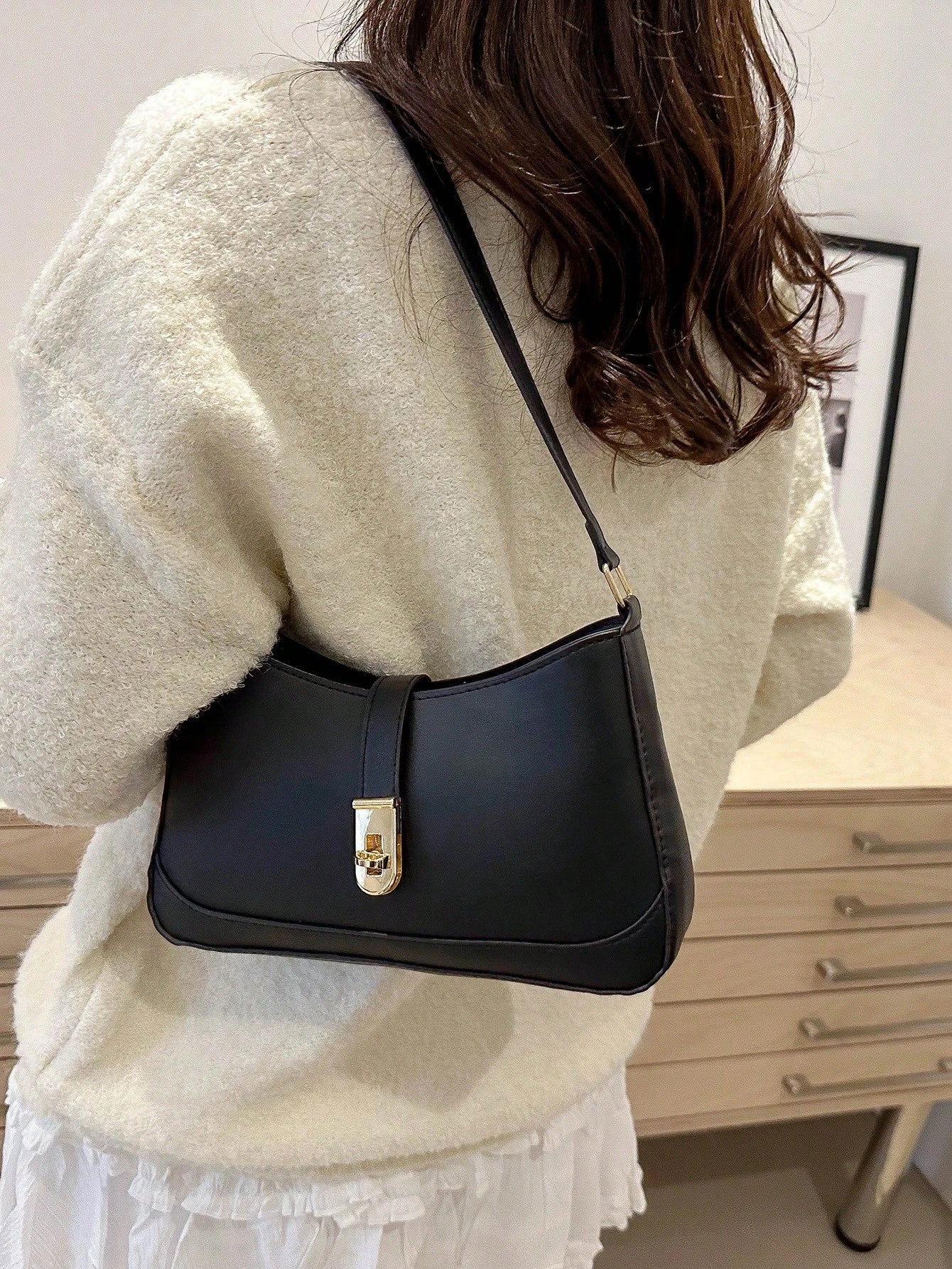 Bolso bandolera con detalles dorados