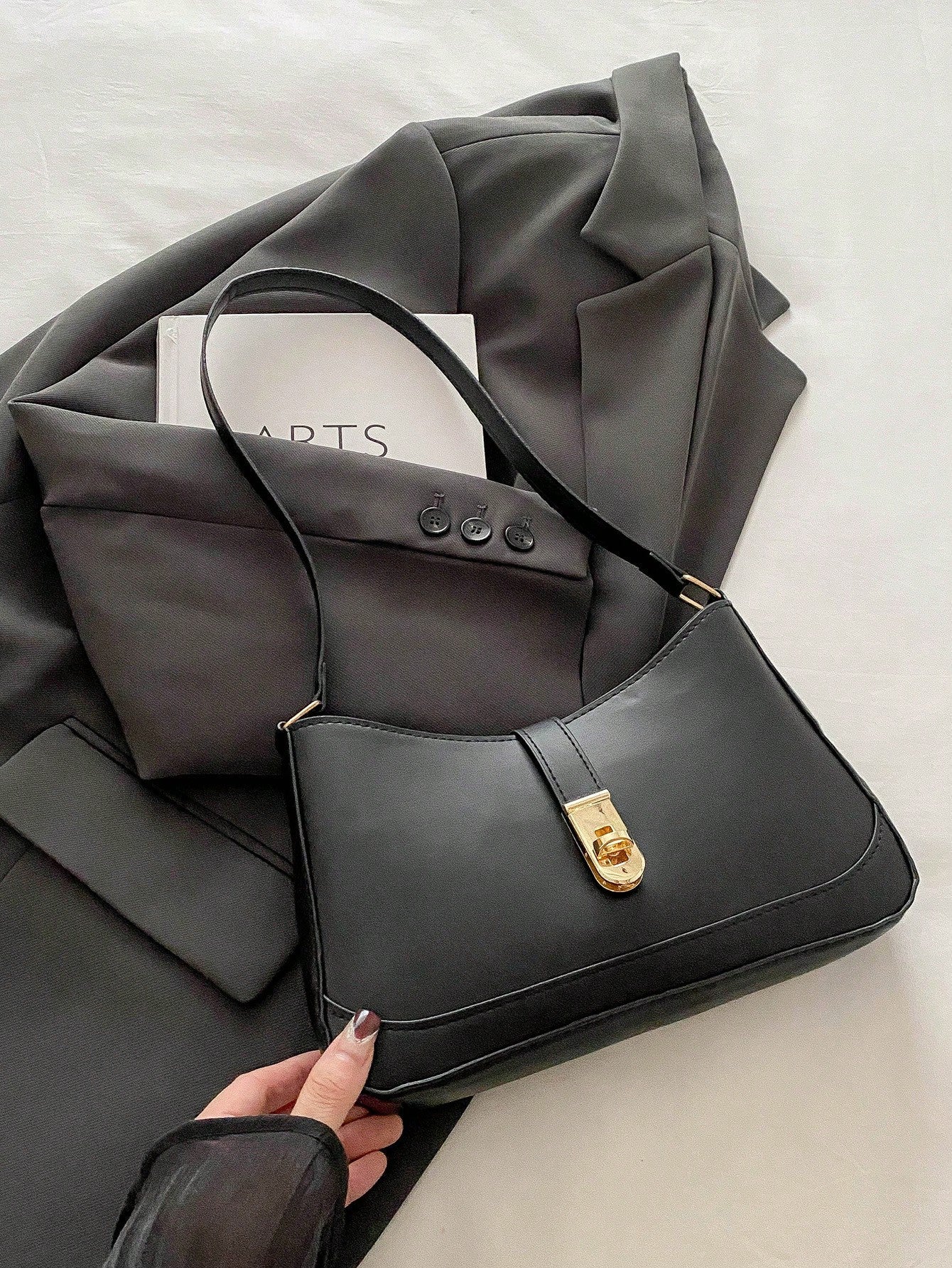 Bolso bandolera con detalles dorados