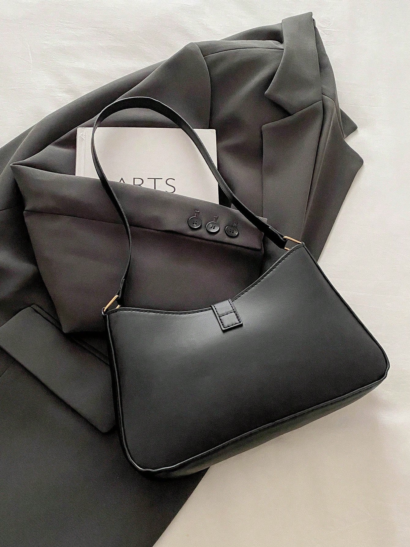 Bolso bandolera con detalles dorados