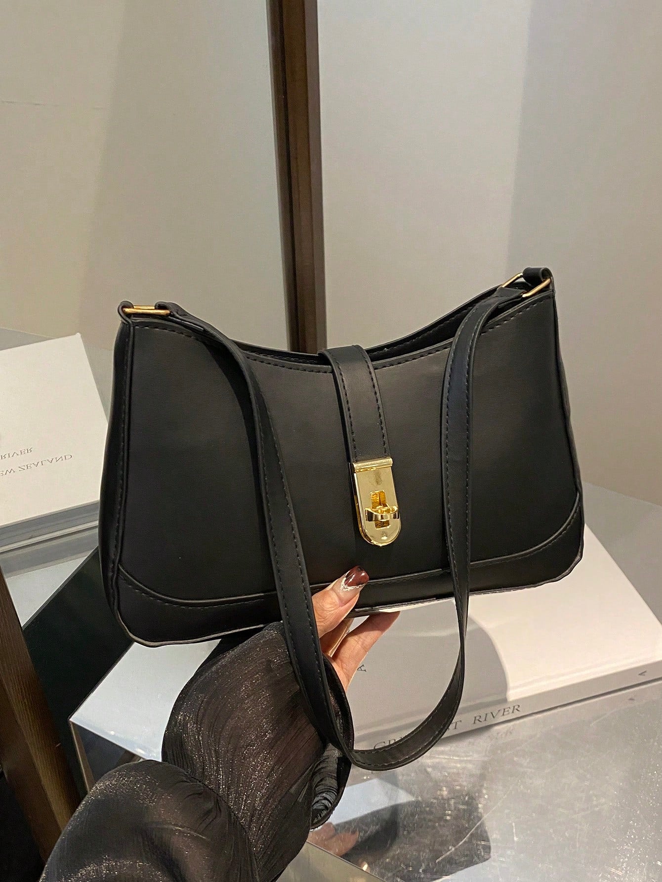 Bolso bandolera con detalles dorados