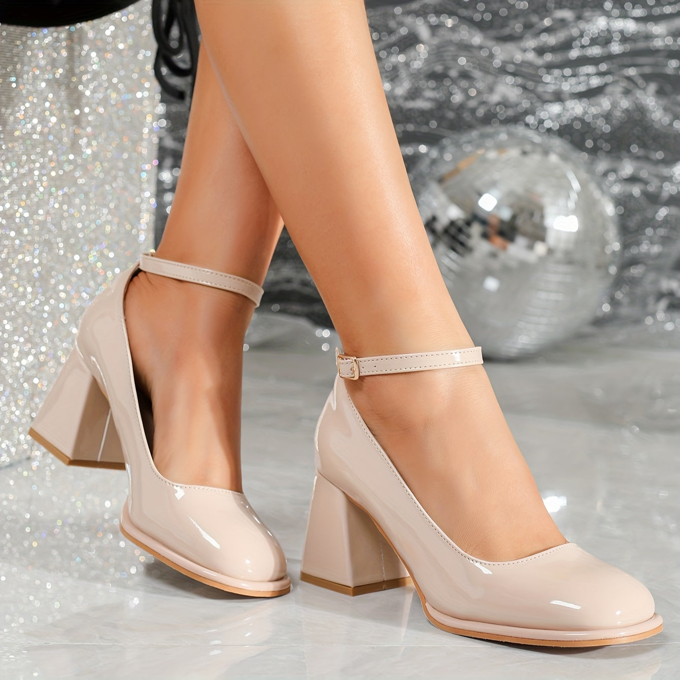 Celeste | Tacones de charol con correa