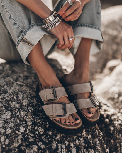 Sandalias de cuero con hebilla